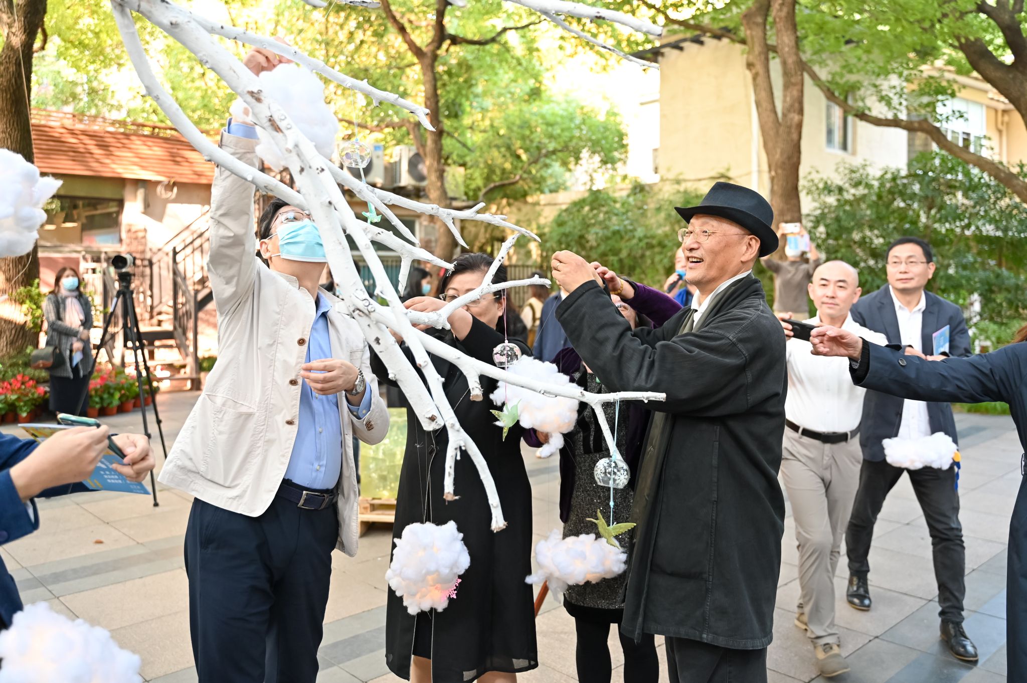 15-双方嘉宾点亮云灯之树，启动人民公园艺术社区展.jpg