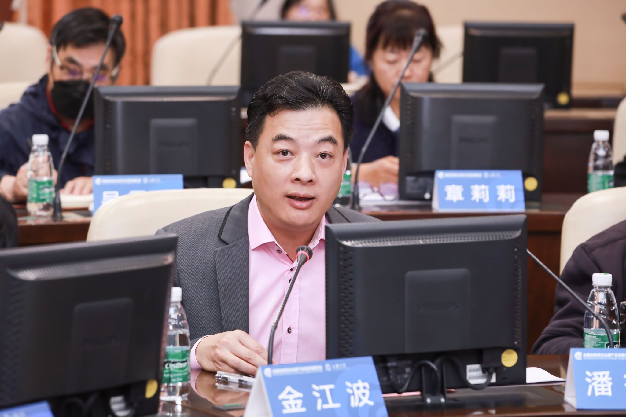 欧博app官方上海美术学院执行院长、全国非遗名词委委员金江波教授代为宣读文化和旅游部非物质文化遗产司王晨阳司长的贺信.jpg 欧博app官方上海美术学院执行院长、全国非遗名词委委员金江波教授代为宣读文化和旅游部非物质文化遗产司王晨阳司长的贺信.jpg
